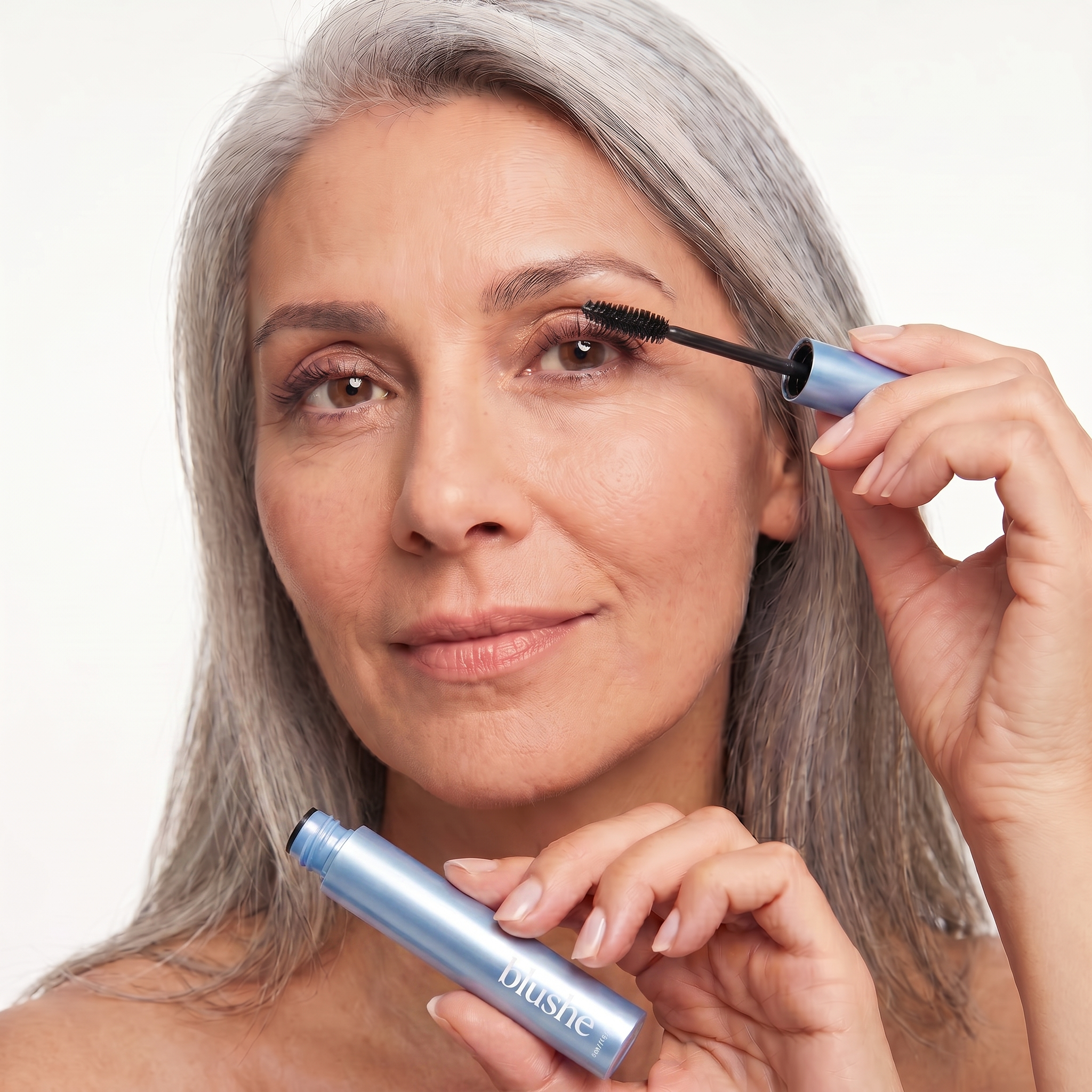 Femme appliquant le mascara